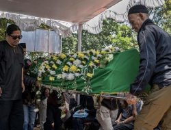 Tangis Haru Iringi Pemakaman Acil Bimbo di Cimahi
