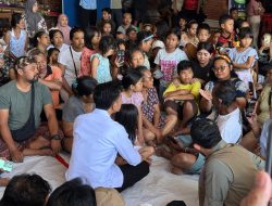 Gibran Tinjau Posko Pengungsi Banjir dan Berikan Bansos