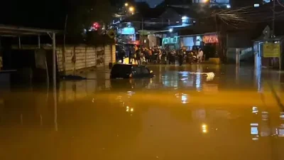 Hujan Deras Picu Banjir di Cimahi, Rumah dan Jalan Tergenang