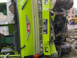 Truk Bawa Barang Bekas Terguling di Jalan Tol Purbaleunyi Cimahi