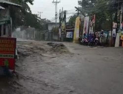 Sepeda Motor Nyaris Terseret Banjir di Cimahi