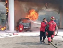 Mobil Tiba-tiba Terbakar Saat Isi Bensin di SPBU Cimahi