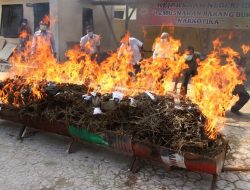 Sabu Ganja dan Uang Palsu Jadi Abu di Cimahi