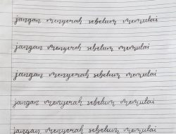 Potret Siswa SMA di Seruyan Belajar Menulis Tegak Bersambung