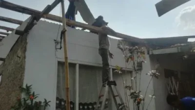 Puting Beliung Terjang Cimahi, genting terbang Atap Tersapu Angin