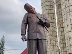 Tertimpa Tenda Kepala Patung Soekarno di Indramayu Miring
