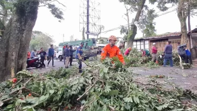 Pemotor Panik Dikejar Puting Beliung Cimahi